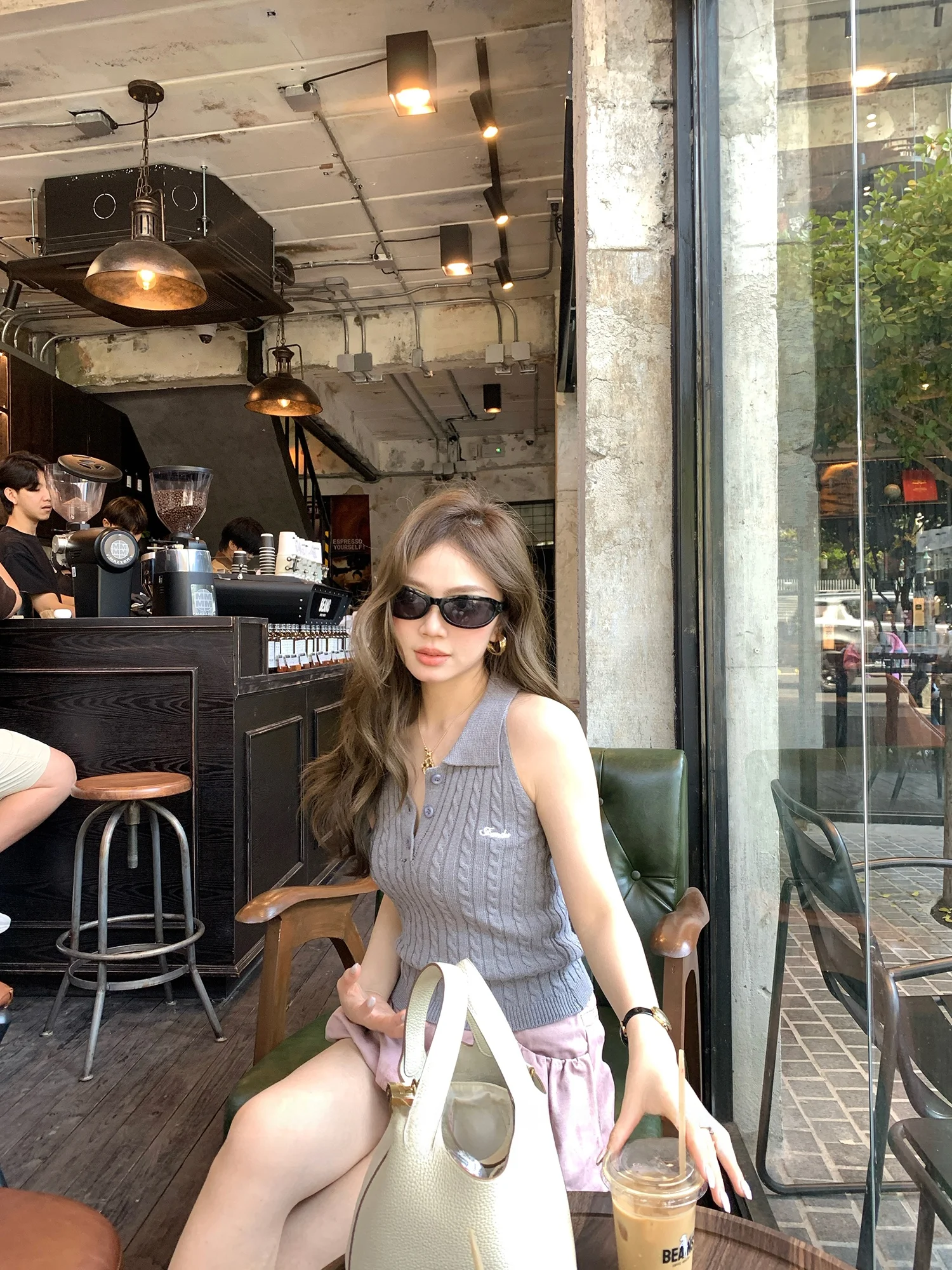 

Весенне-летний женский вязаный жилет с вышивкой, отложным воротником, из смесового хлопка, укороченный, на пуговицах, модный повседневный топ