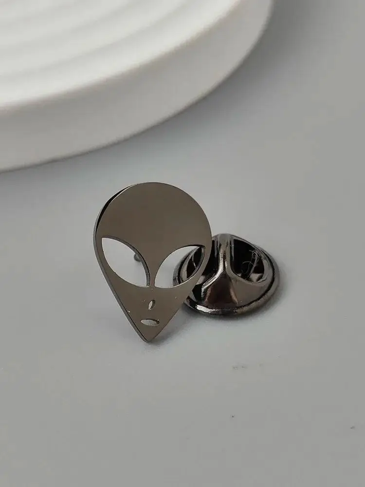Nouveau style hip-hop alien creux en acier inoxydable plaqué or badge, épingle à revers de costume imperméable noir, costume de broche pour hommes