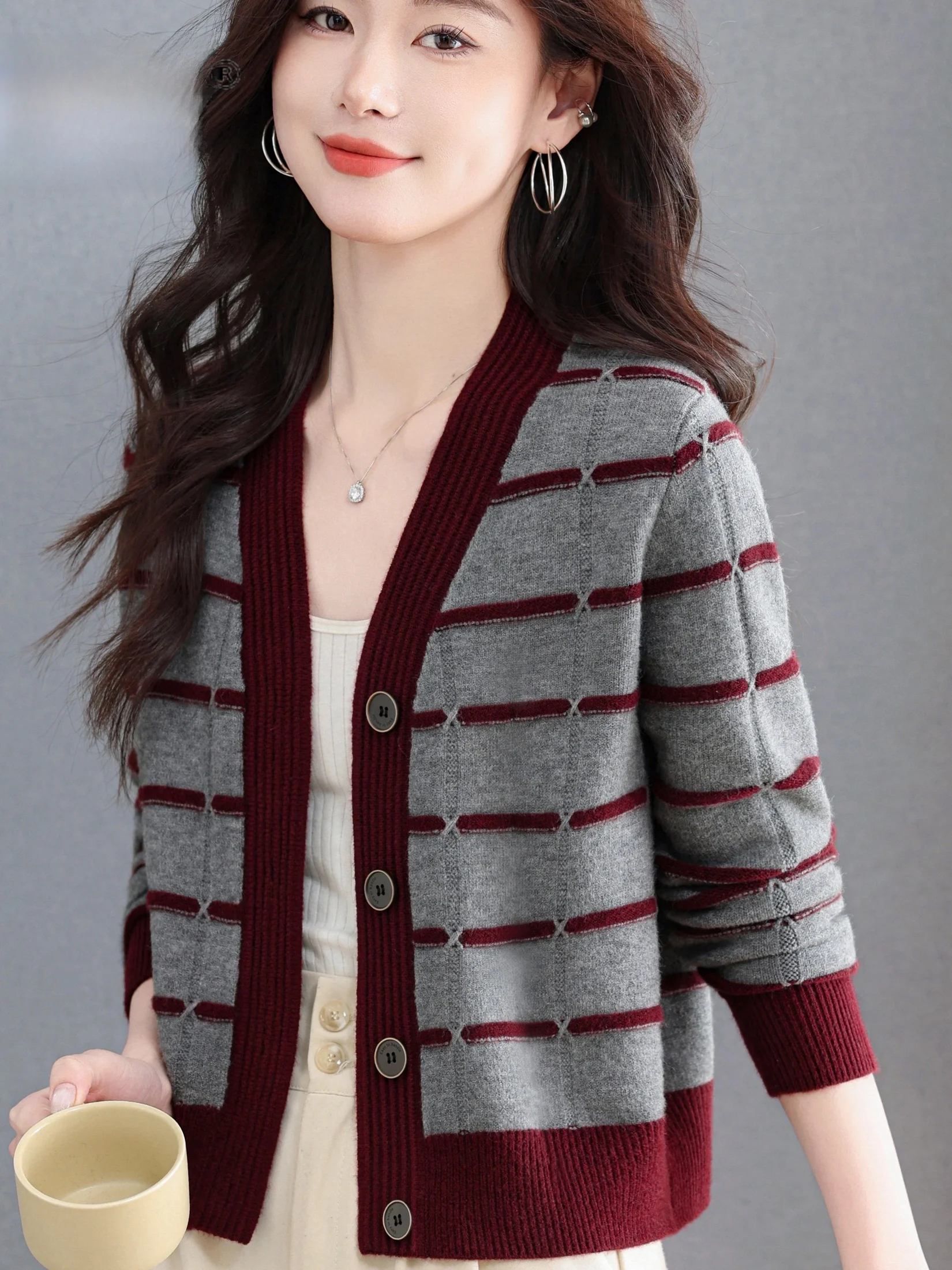 

Spring New Style Slimming V-Neck Knitted Cardigan Women's Short Thin Outerwear Striped Color Block Fashion Elderly Women's Sw...