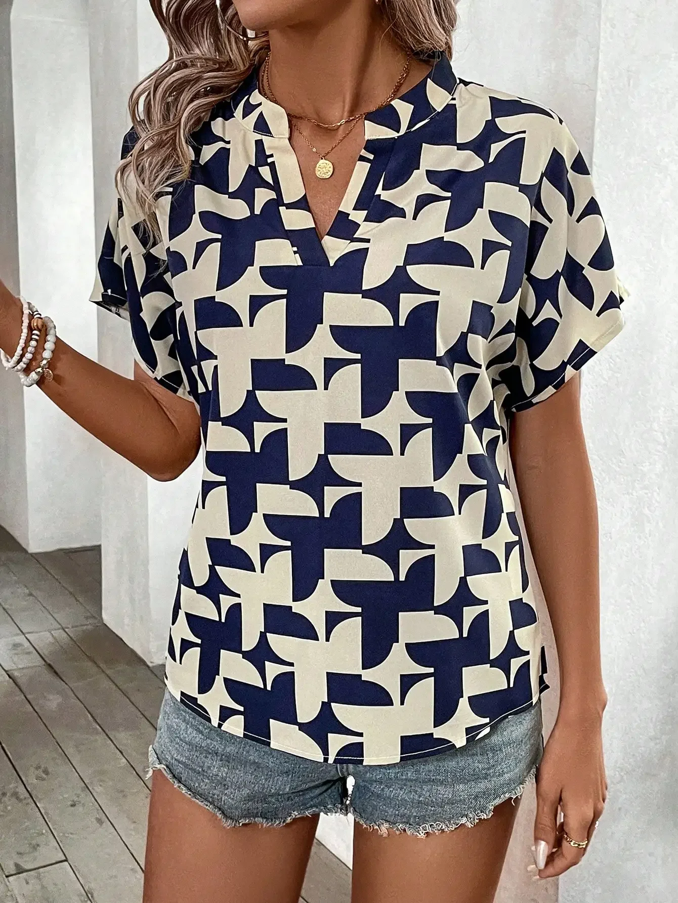 Geometric Print Shirt for Women, V-Neck Collar, Leisure and Loose Temperament, New Design Sense, Spring and Summer, 2024New