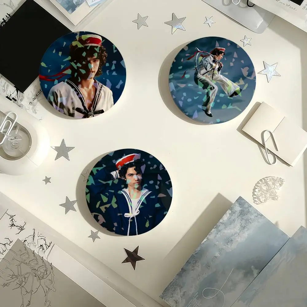 Insignia láser de espoleta gris de cantante Conan, broche de alfileres creativos para bolsa, ropa, sombrero, decoración, regalos, colección de seguidores