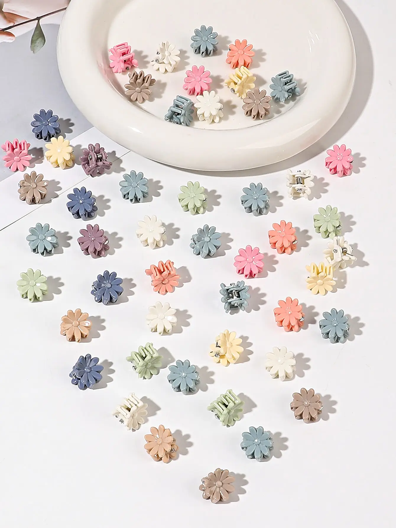 50 Stück bunte Mini-Blumen-Haarklammern für Mädchen, niedliches Haar-Styling-Zubehör, Urlaubsgeschenk, dekorative Dutt-Klemme, winziges Haar – Detail 11