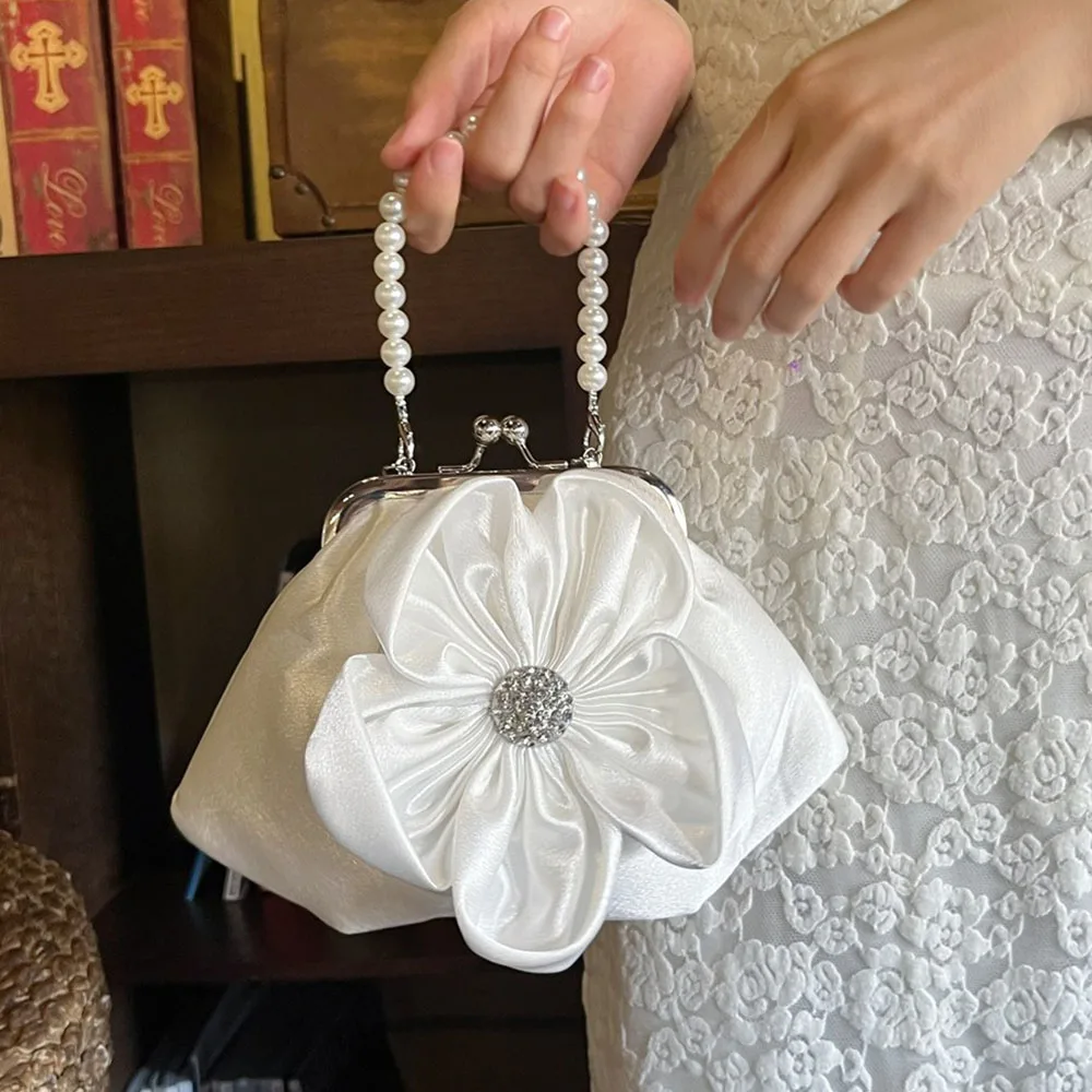 

Новая горячая распродажа: белая женская сумка в форме цветка, модная клатч-сумка для вечеринок и торжеств, с дизайнерской застежкой, для весны и лета.