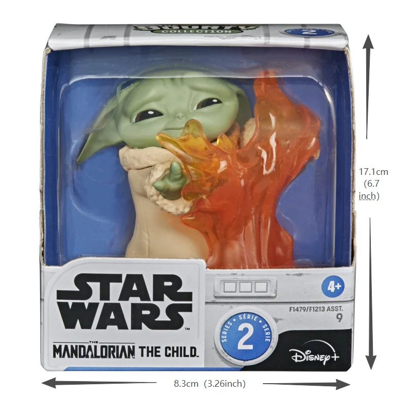 le-statuette-da-collezione-di-yoda-baby-di-hasbro-ispirate-a-star-wars-in-posizione-di-«fermo-a-sparare»-e-seduto-sul-casco-sono-i-giocattoli-da-collezione-piu-adorabili