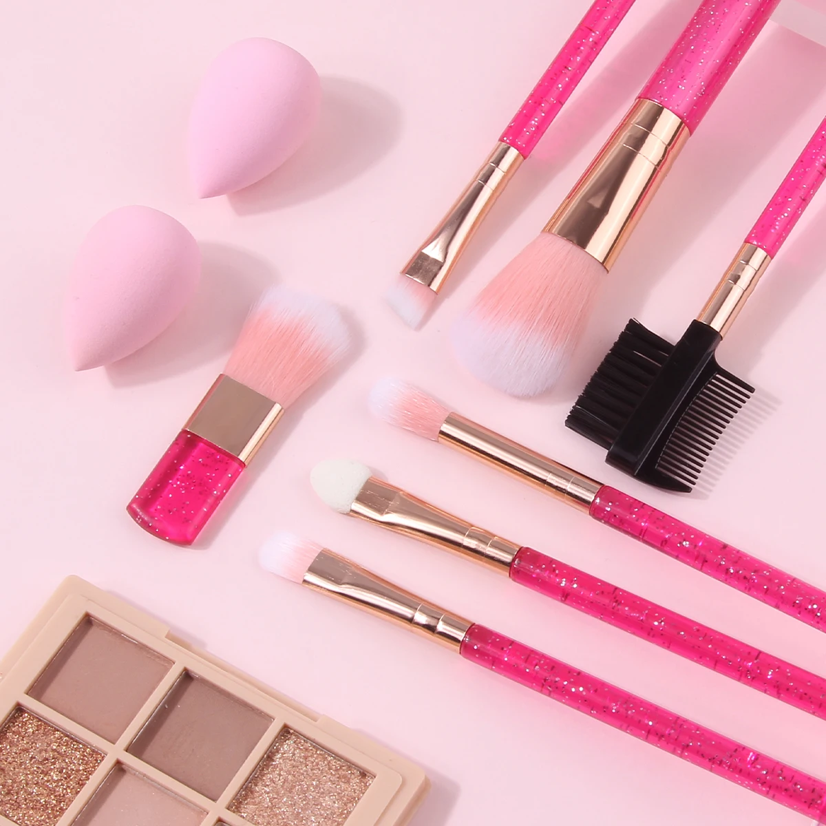 Set di 9 pennelli per trucco squisiti: pennello per cipria, pennello per ombretto, pennello per ciglia, pennello per kit trucco e applicatore in morbida spugna piccola.