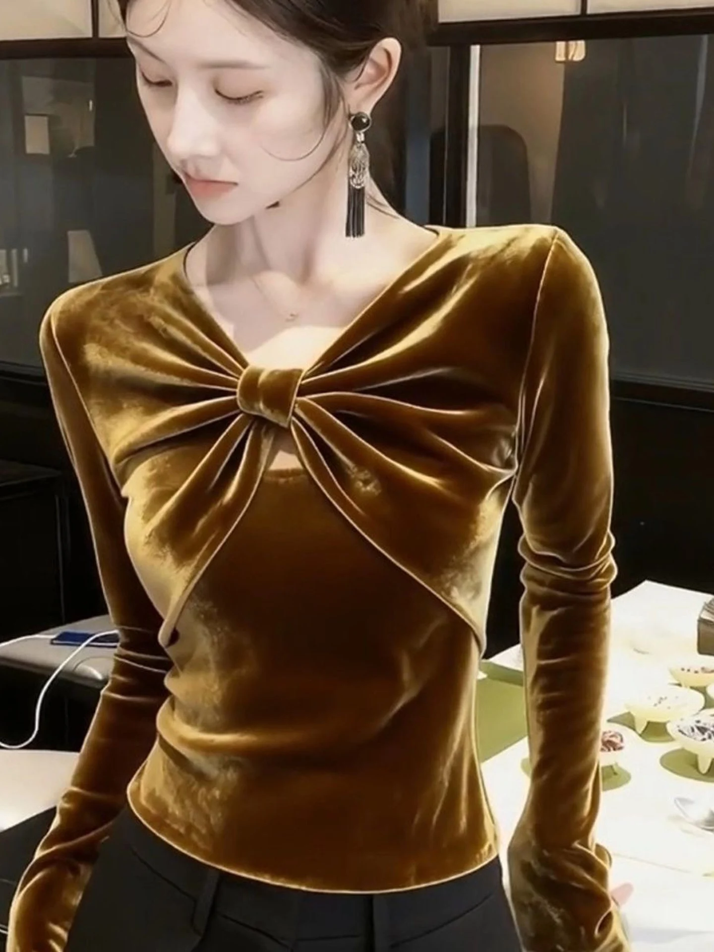 Caramel Velvet Long Sleeve Women's Fashion Slim Fit Base Top Elegant Design Korean Style Summer T-shirt for Young Ladies