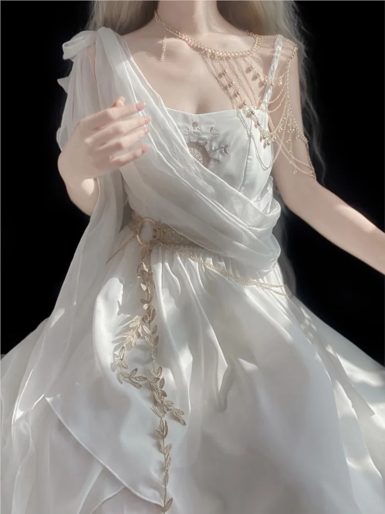 

Elegant and fashionable irregular dress with a wandering style