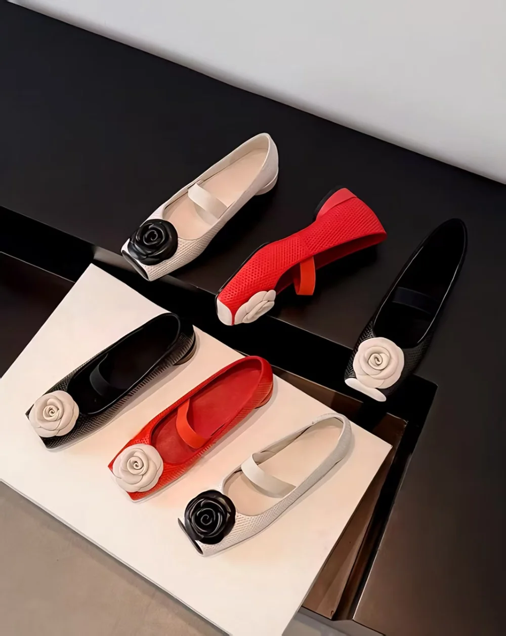 

Разноцветные дышащие кожаные туфли Мэри Джейн с контрастным узором камелии, эластичным ремешком на щиколотке и элегантным квадратным носком