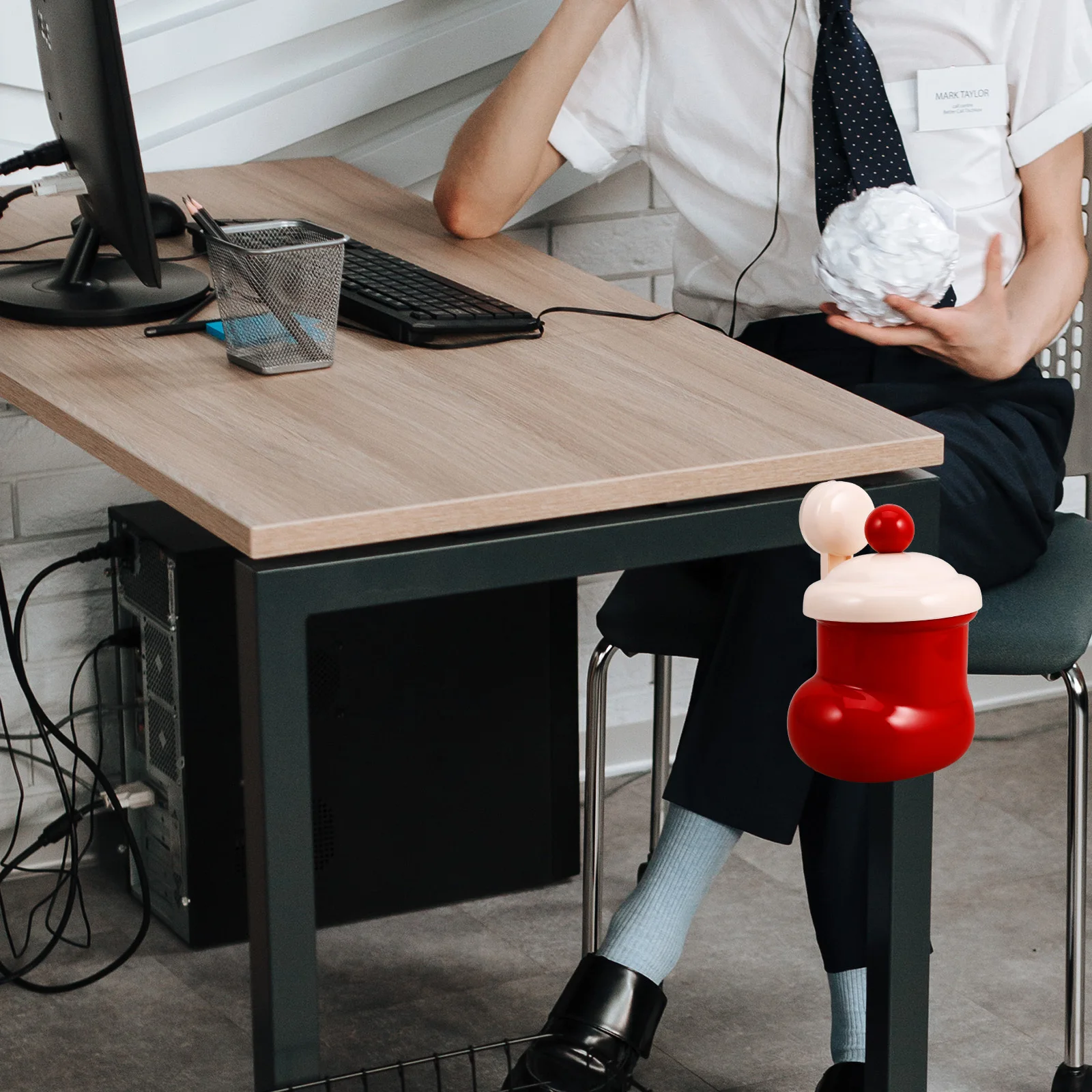 

Santa Claus Boot Mini Trash Can Lid Wall-Mounted Suction Cup Christmas Desktop Bathroom Small Garbage Bin Christmas Garbage Can