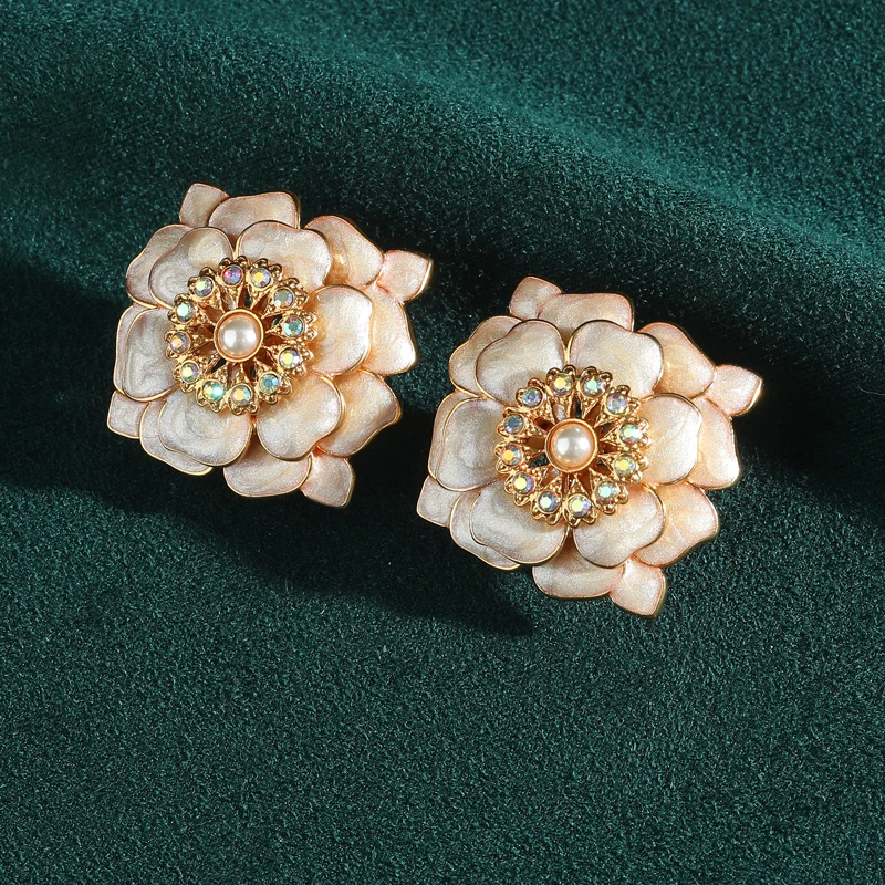 

Винтажные серьги-гвоздики в виде белых роз, ретро-стиль, для женщин, аксессуары, роскошные, дизайнерские, на заказ, с индивидуальным дизайном, новые тренды 2025 года, на каждый день