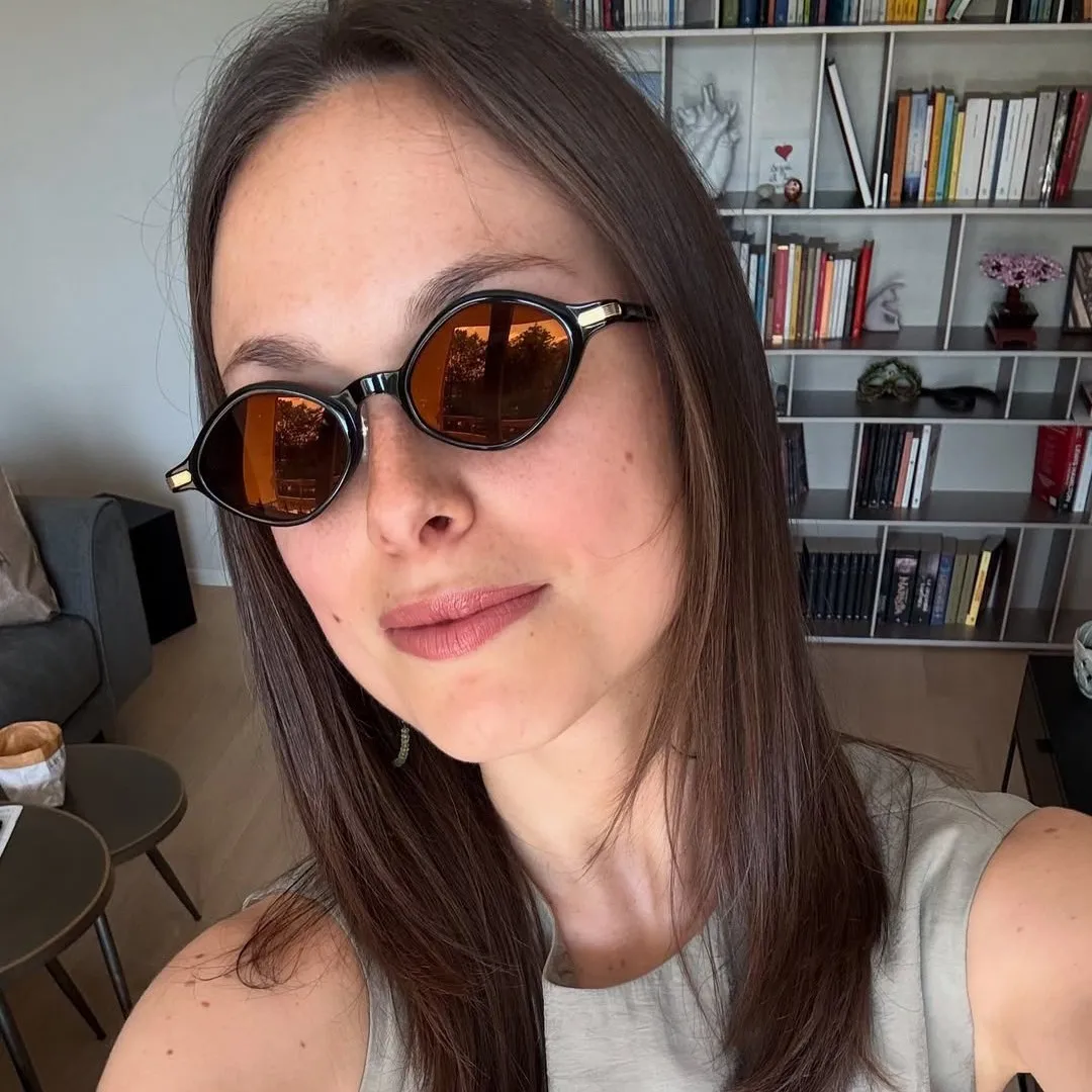 نظارات شمسية نسائية بإطار صغير على شكل عين القطة مربعة الشكل مع خطوط بسيطة ونجمة نفس النمط