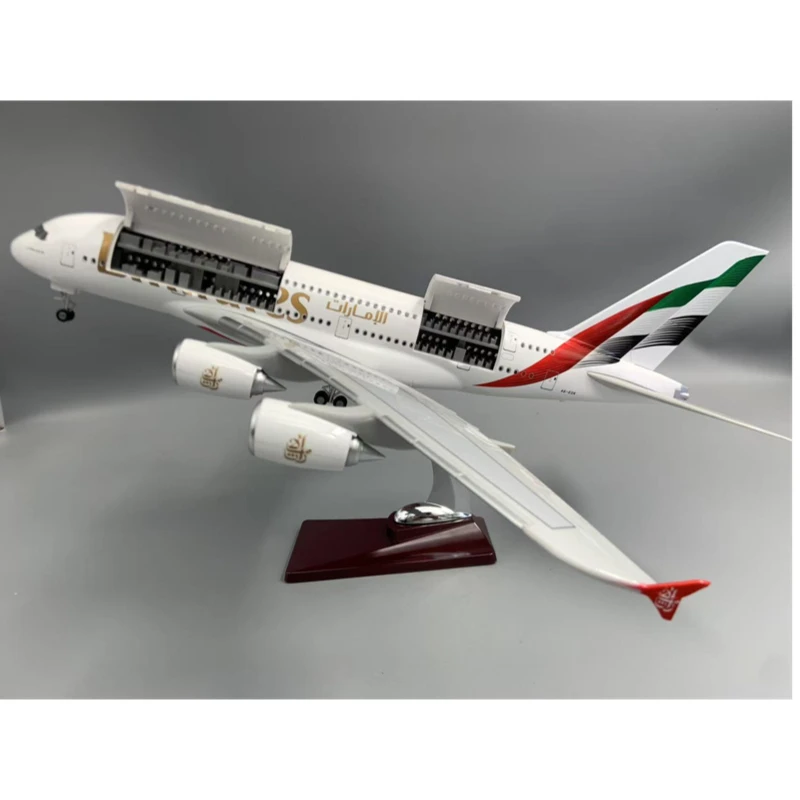 2025 نوع جديد دييكاست نموذج A380 الإمارات الخطوط الجوية الراتنج قابل للفتح باب المقصورة طائرة مع مجموعة الخطوط الجوية الخفيفة عرض الهدايا