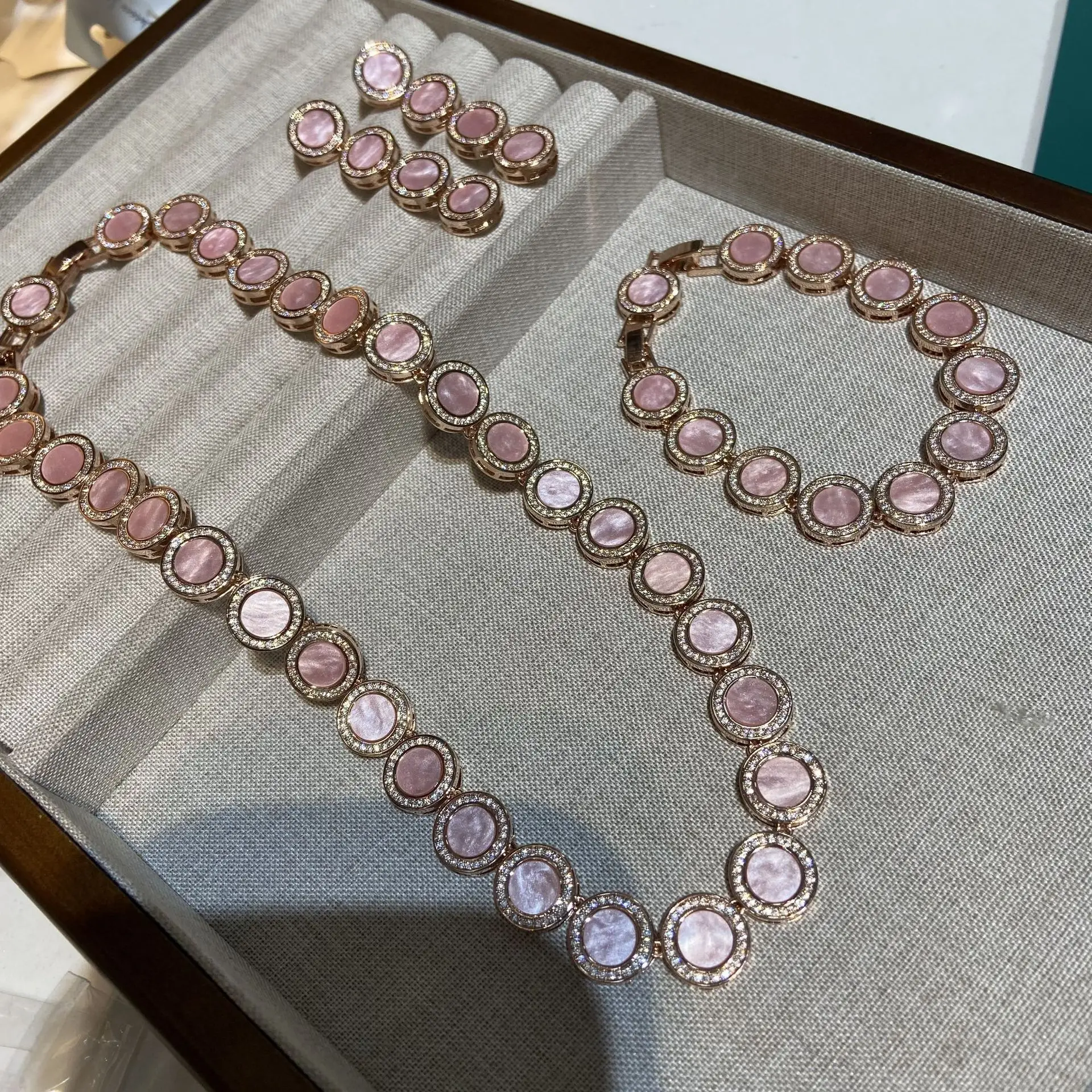 2025 New fashion jewelry set, natural powder shell bracelet, stud earrings, necklace, light luxury accessories for women