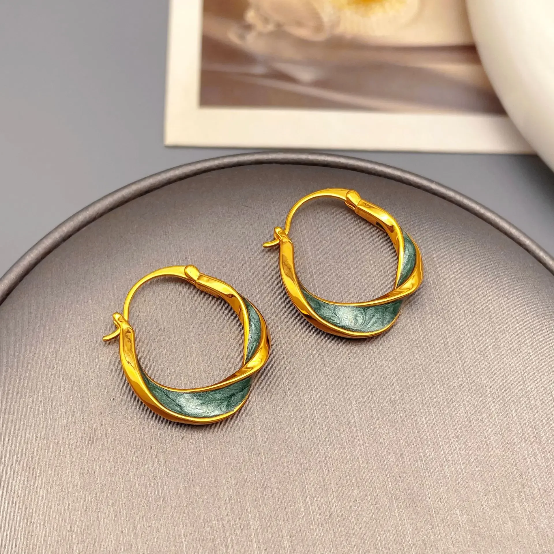 

French simple light luxury twisted twist enamel glaze personality exquisite fashion versatile earrings