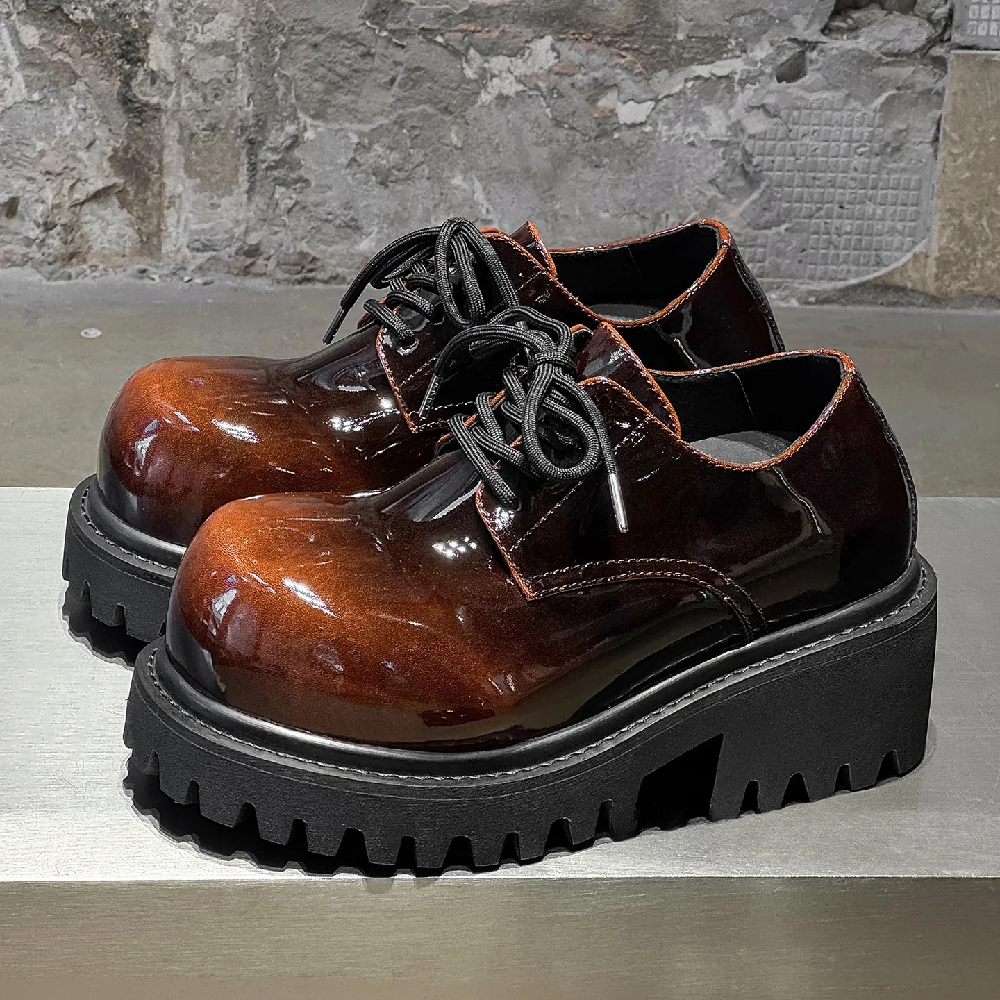 

Новые стильные туфли дерби ручной работы с большим круглым носком, блестящая кожа, мужская обувь на толстой подошве 10 см.