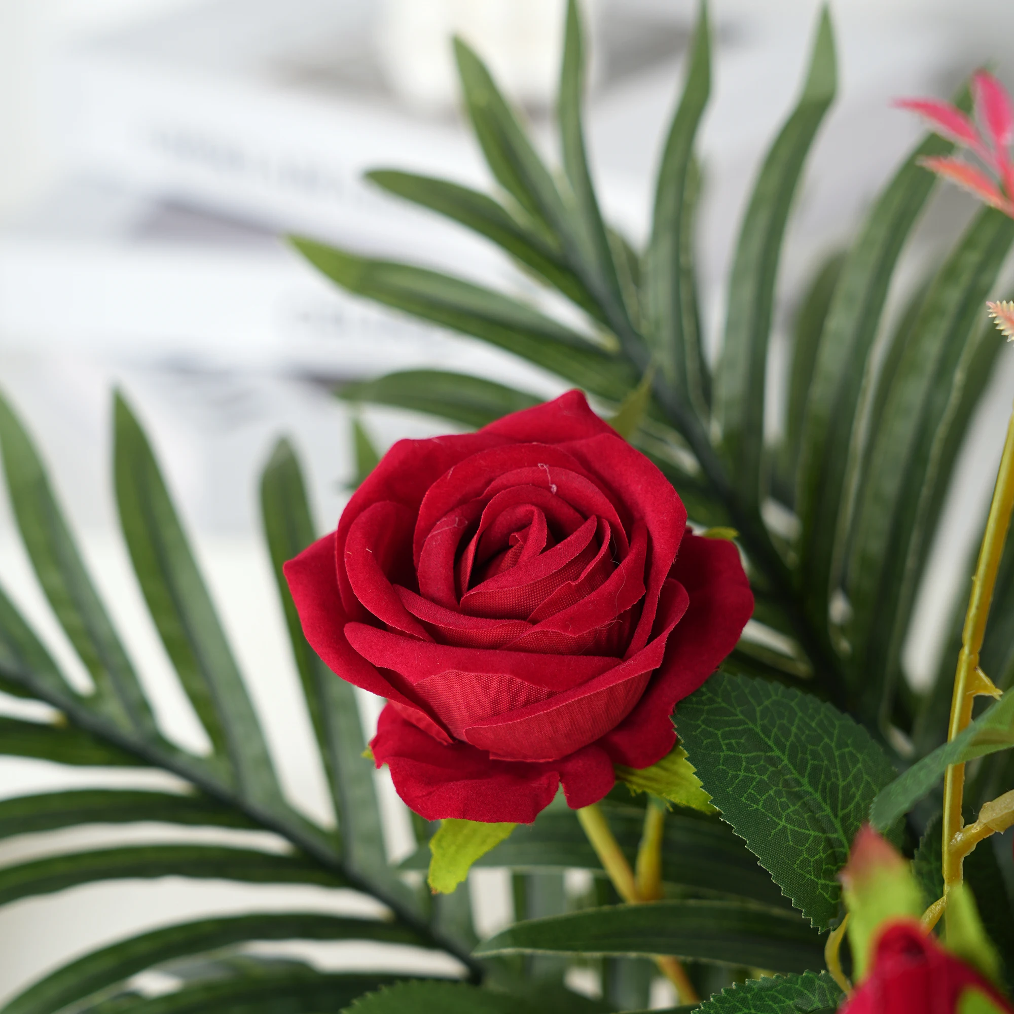 زهرة اصطناعية مزيفة لتزيين مأدبة غرفة اجتماعات الفندق وطاولة طعام مستديرة لتزيين الطاولة