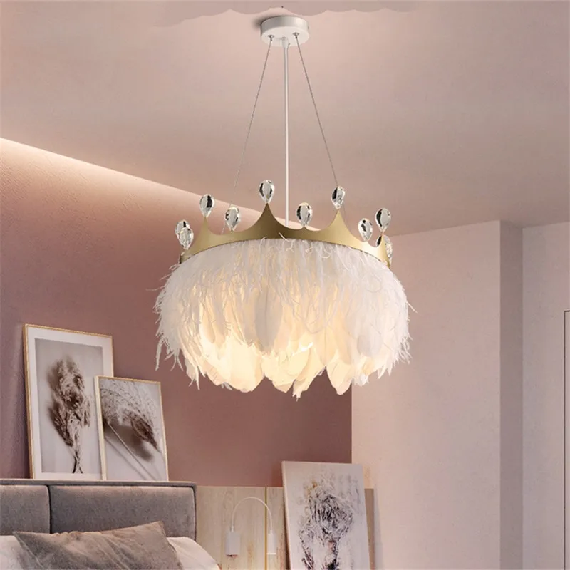 Imagem -03 - Pena Branca Moderna Luzes Pingente Coroa Dourada Lâmpada Pendurada para Quarto de Menina com Decoração Cristal para Quarto Hotel E27 Soket Novo Design