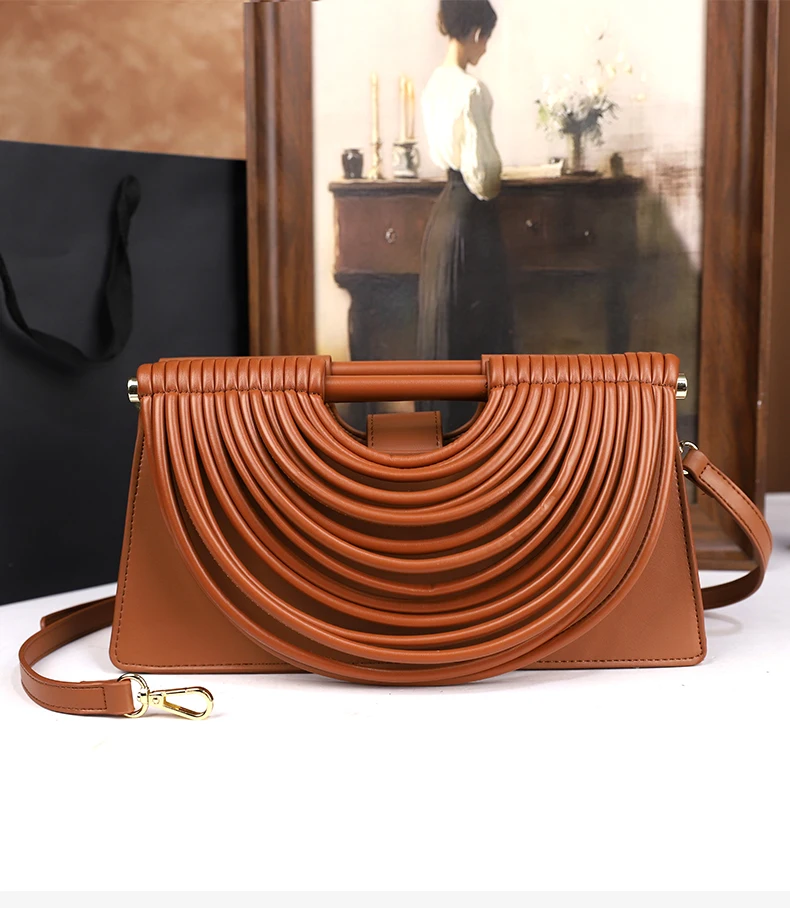 Die neue handgewebte Tasche mit Linienmuster von 2025 ist eine einzigartige, hochwertige, individuelle und modische Handtasche für Frauen. – Detail 1