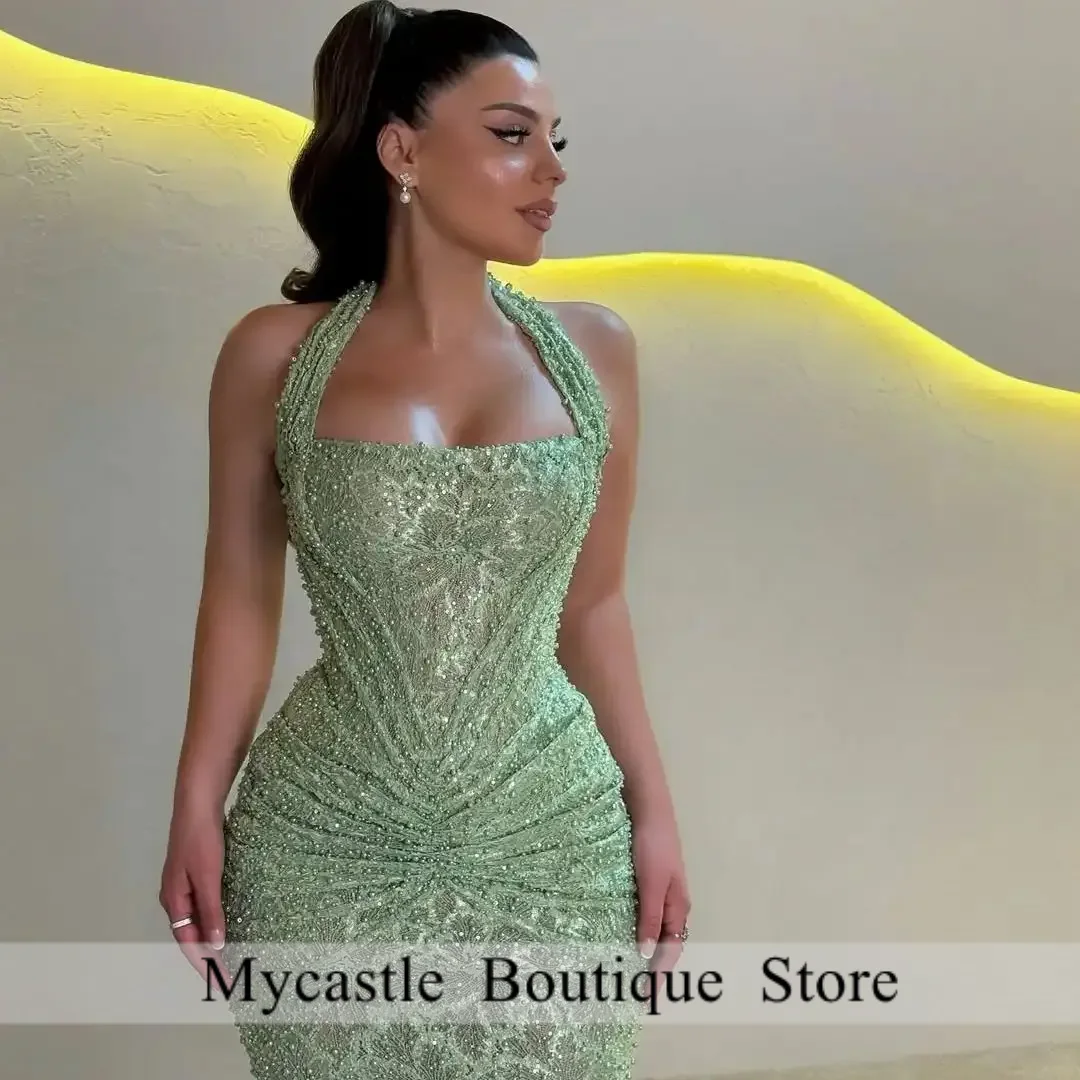 カスタマイズされた2025年グリーンのプロムドレス、ホルターネック、光沢のあるビーズ刺繍、プリーツ、イブニングドレス、婚約パーティー用ガウン、マーメイドトレイン、ロングドレス