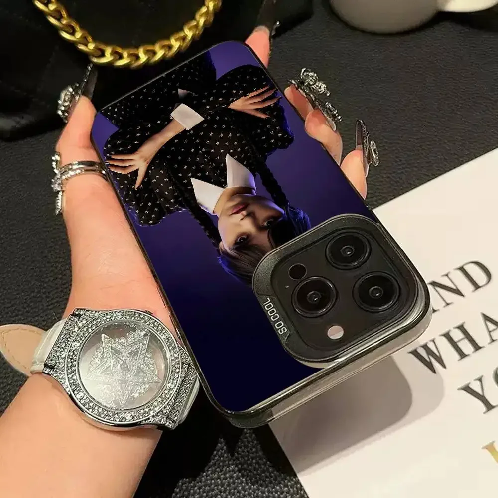 الفيلم الأمريكي التلفزيون W-Wednesday Addams جراب هاتف آيفون 17 16 15 14 13 12 11 برو ماكس زائد اللون للصدمات عودة غطاء فضي