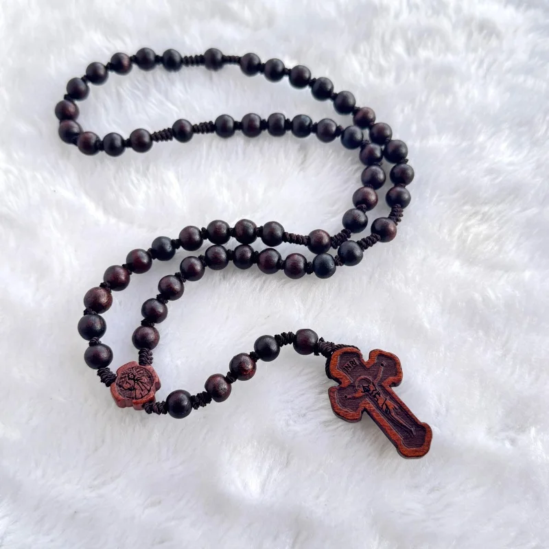 Chapelet catholique en perles de bois foncé avec crucifix gravé, collier de prière fait main pour la prière dévotionnelle chrétienne