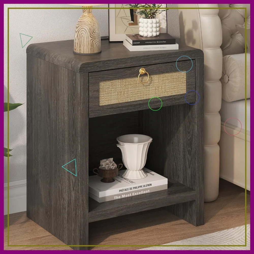 

Тумбочка из ротанга в стиле бохо с зарядной станцией, ящиком и полкой — торцевой столик из серого дуба для небольшой спальни