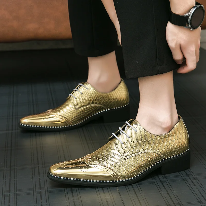 2024 Mode goldene Oxfords Schuhe Männer Bühnen leistung glänzende Schuhe Akrobat spitze Zehen Lederschuhe männlich Friseurs chuh lässig