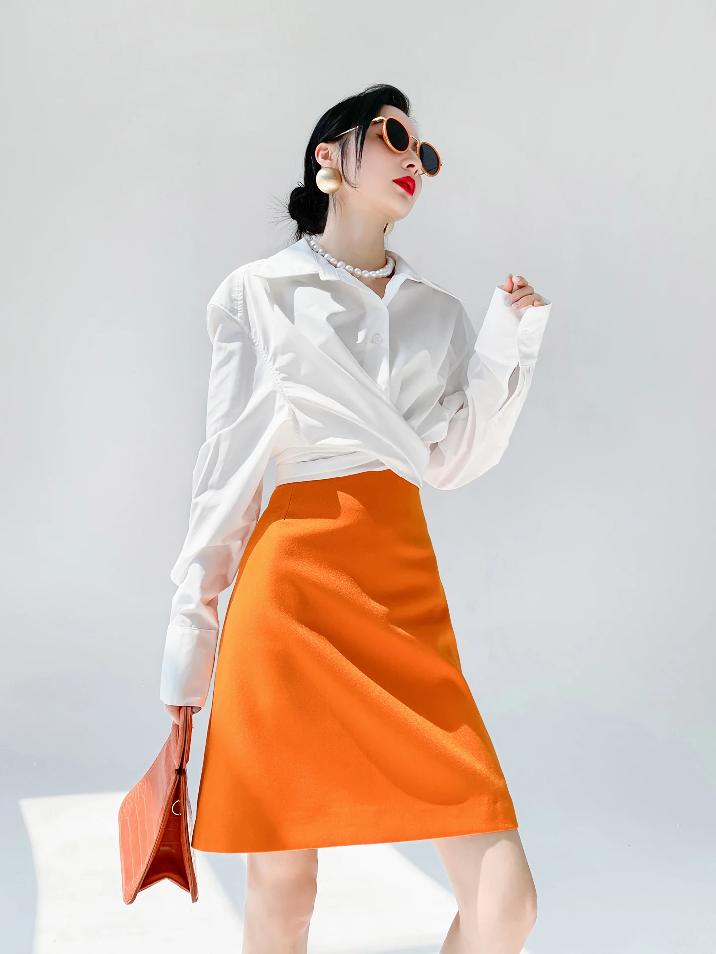 

Женская рубашка Aksaya Commute Style белого цвета с длинным рукавом, приталенная, с эффектом стройности, модный дизайн, подчеркивающий талию, весенняя коллекция, корейский свободный крой