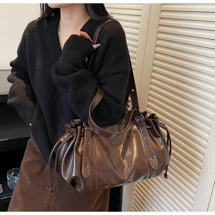 

2026 New Light Luxury High Sense Business Commute Large Capacity Versatile Fashion Business Trip Retro Messenger Bag