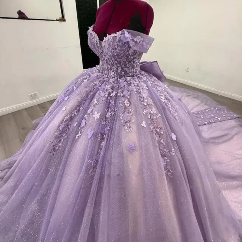 

Блестящее темно-фиолетовое платье Quinceanera с открытыми плечами и цветочной наклейкой, длинный хвост и бант, Vestidos De 15, Quinceanera ﻿ Настроить