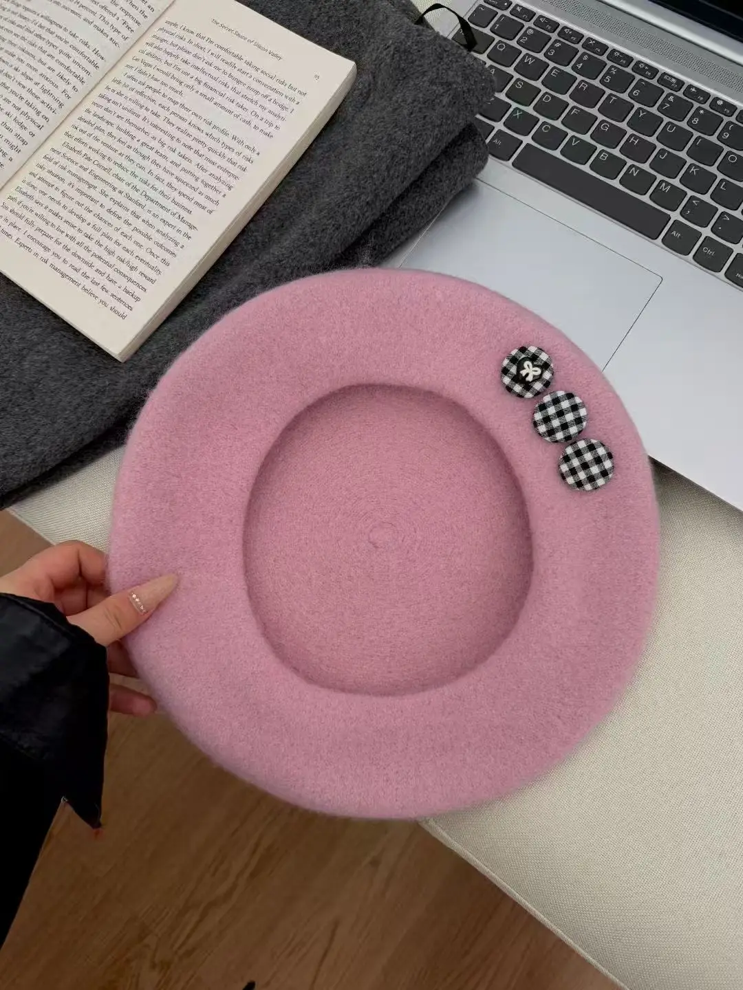 الخريف والشتاء قبعة المرأة أسود أبيض زر قبعة الرسام قبعة عادية خمر 2025 جديد