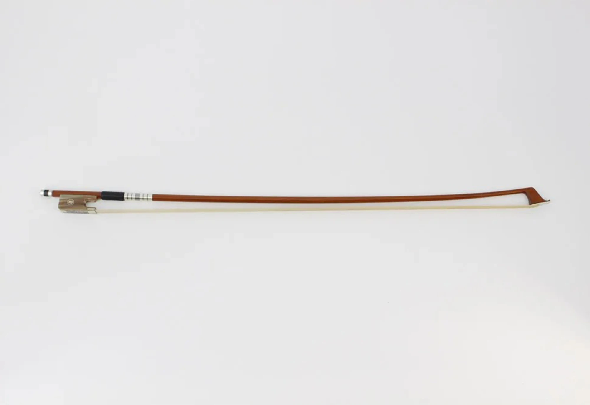 قوس التشيلو ذو القرن الأبيض 4/4 مكتبة خشب البرازيلي الملون من خشب الأبنوس