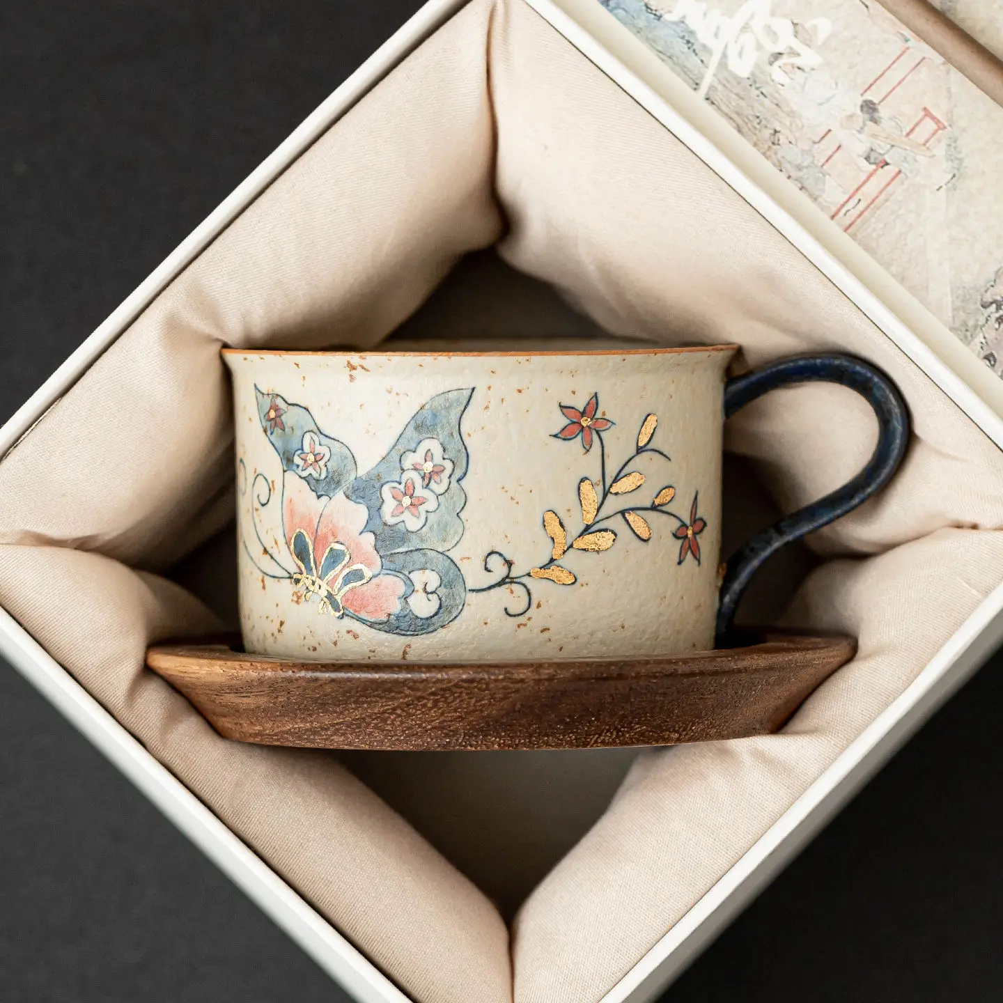 

YFY blue and white flint red coffee cup and saucer set butterfly love flower ceramic mug exquisite latte cup drinking cup