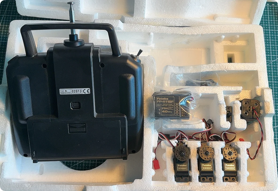 Futaba Skysport T4YBF Transmitter Airplane Remote Control  85 RX 40.850mhz crystal 40mhz With FP-R115F receiver 3pcs S3003 servo