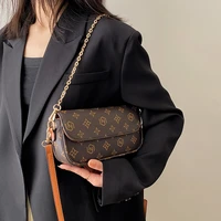 Bolso cuadrado pequeño con estampado retro de moda; bolso de hombro único versátil; bolso cruzado debajo del brazo.