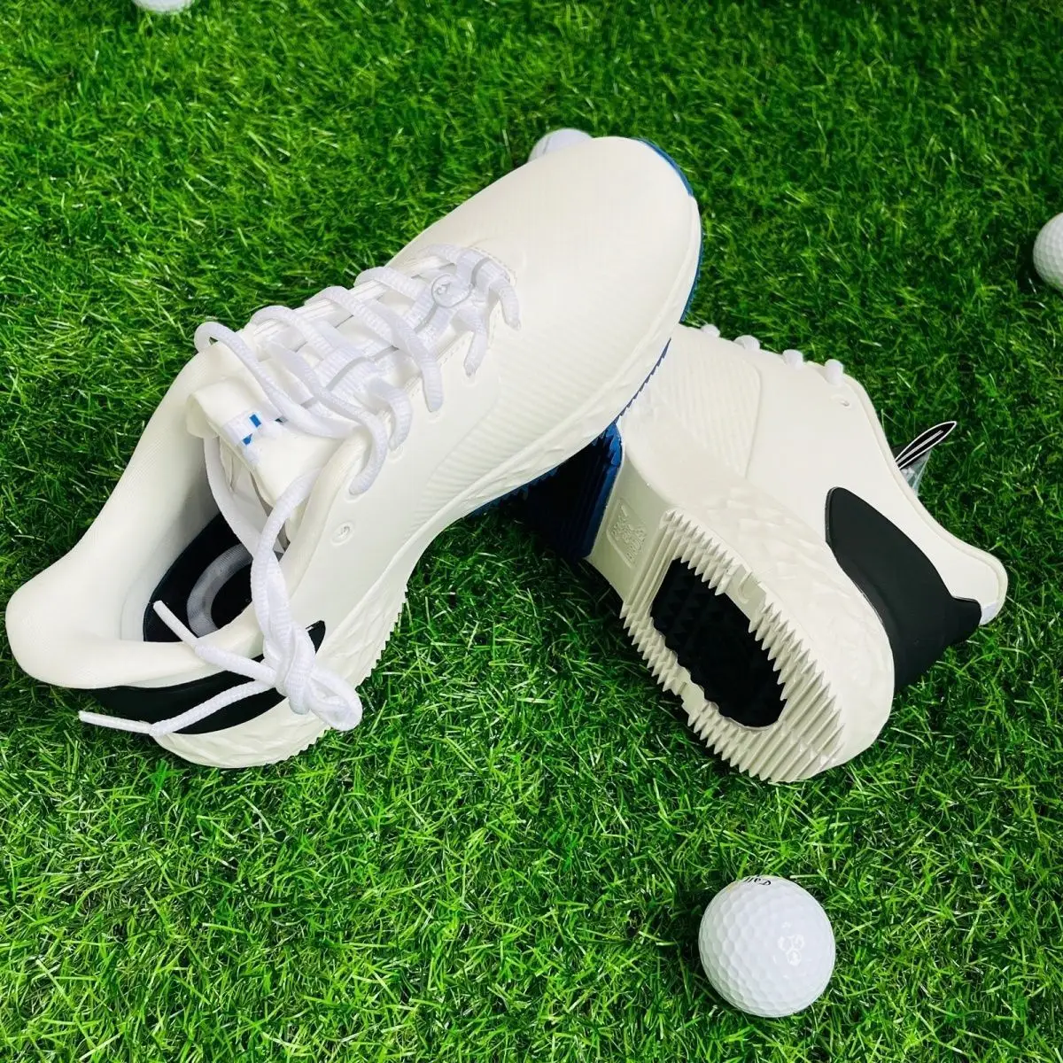 

2026 New Korean Style Golf Shoes Unisex Breathable Waterproof Lightweight Comfortable Casual Spikeless Athletic Sneakers