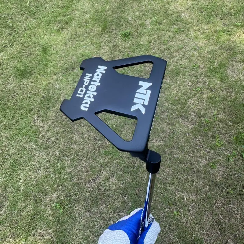 Nartekku NP-01 Golf Putter Schläger mit Stahlschaft und PU-Griff, inklusive passender Schlägerhaube.