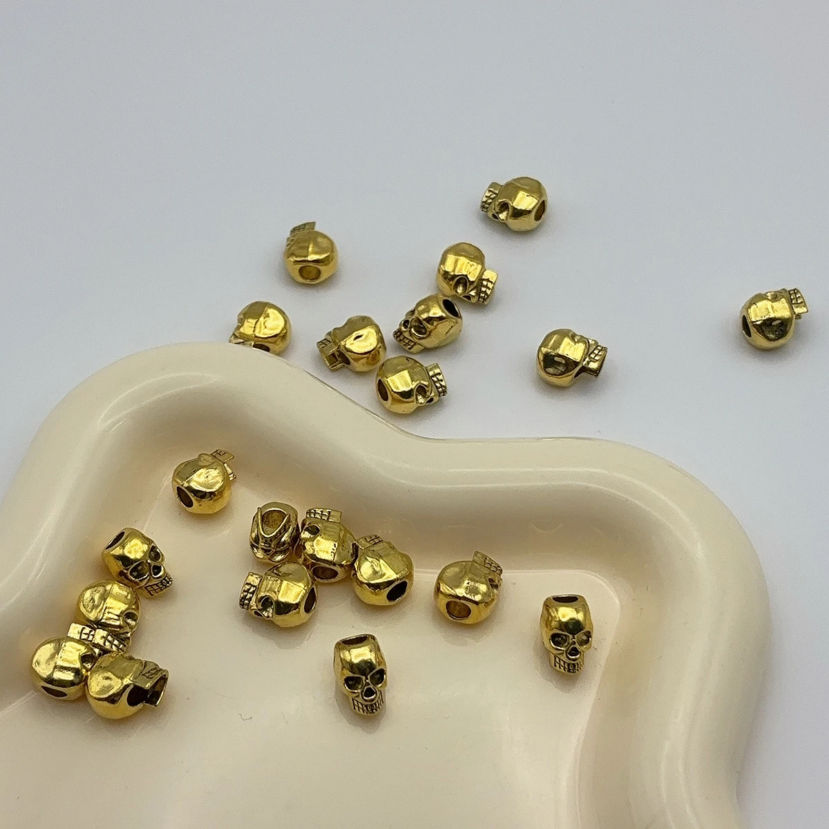 7 Pieces of Three-Dimensional Skull Accessories with Through-Hole Design, Featuring Textured Teeth in a Cool Style, Suitable for DIY Bracelets, Necklaces, and Earrings, and as Decorative Accessories for Handmade Beading