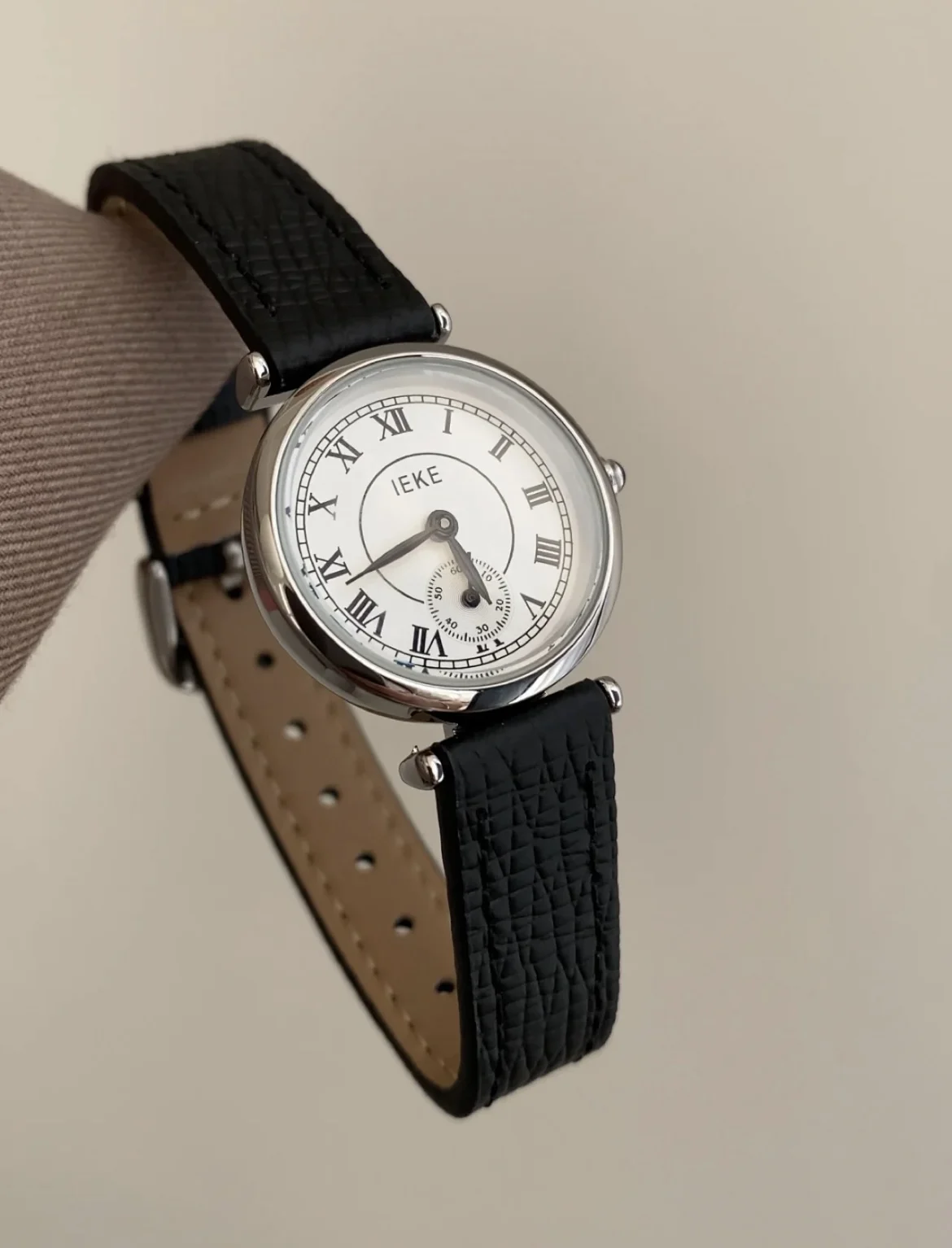 Original Luxury Women'S Watch Round Design Stylish And Sophisticated Grey Color Versatile And Elegant Perfect As A Women'S Gift.