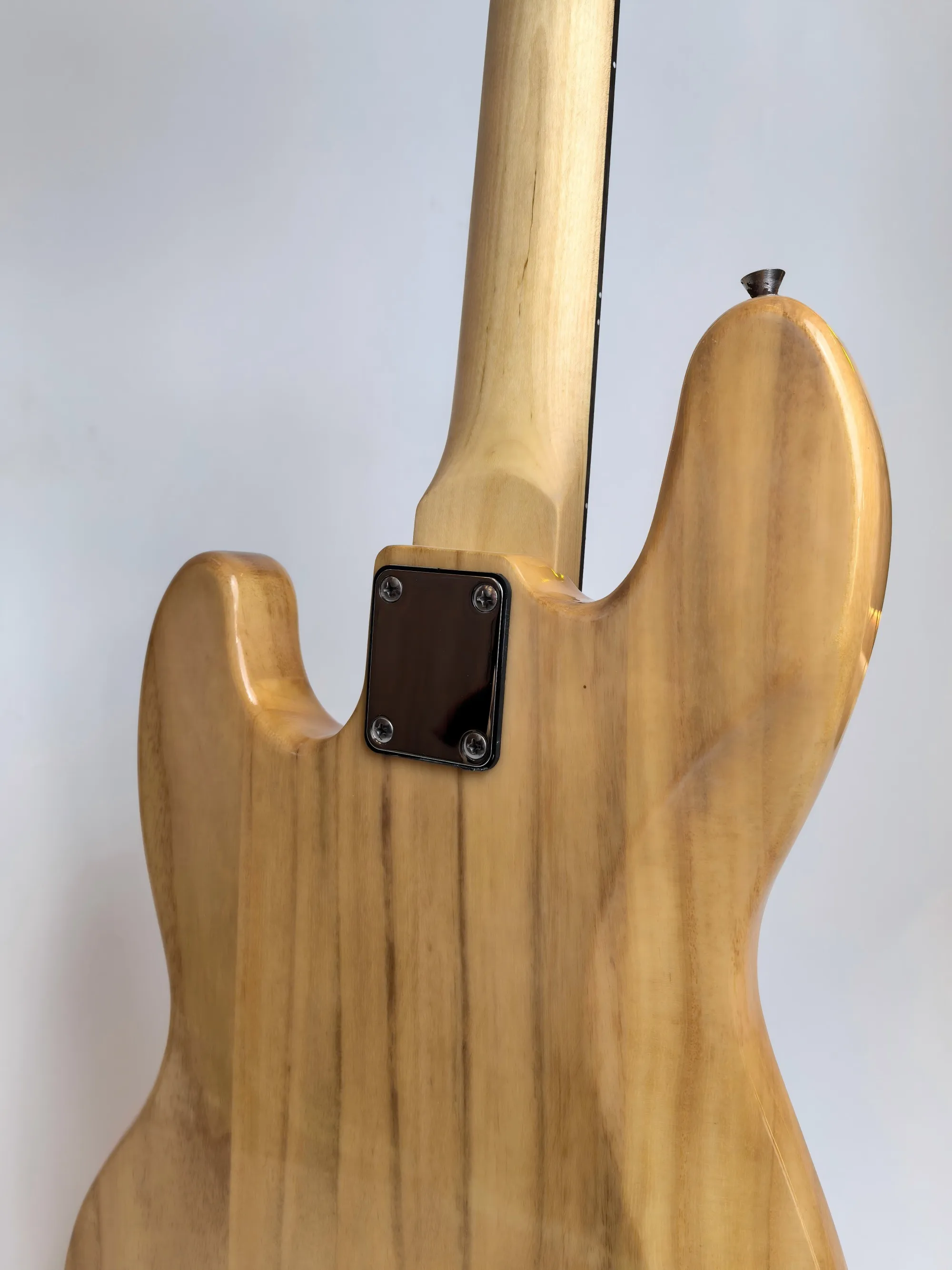 In stock, single pickup, 4 string Sycamore bass, factory direct, can be customized, order can be shipped. Maple electric guitar.