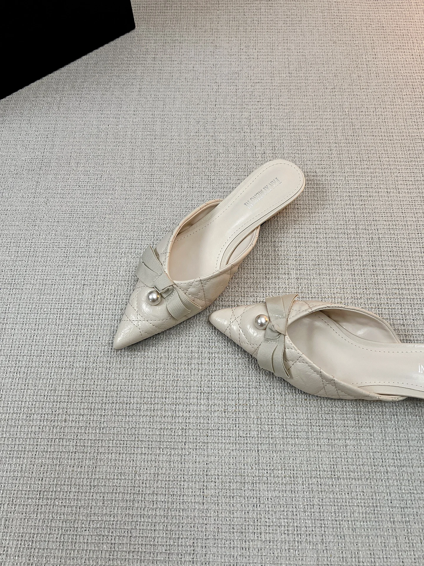zapatos-de-tacon-alto-con-punta-en-pico-y-lazo-de-mariposa-de-perlas-version-en-cuero-estilo-casual-para-mujer-temporada-d