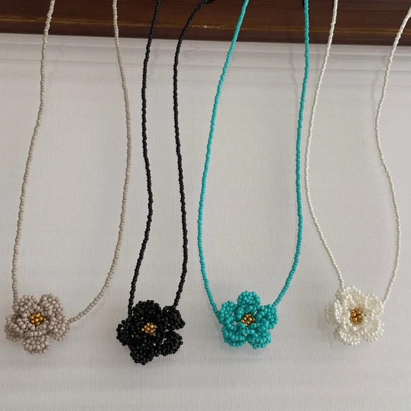 Niedliche, romantische, lange, doppellagige Pulloverketten-Halsketten für Frauen, bonbonfarbene Miyuki-Perlenstrang-Blumenanhänger-Halsketten