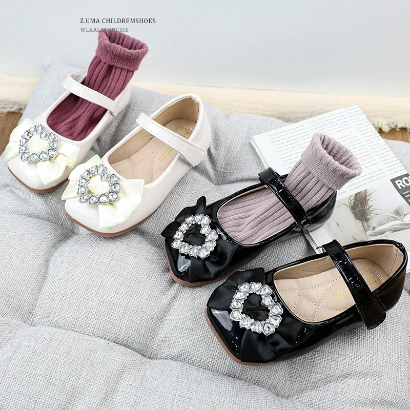 Nuevos zapatos planos de lujo para niñas, zapatos de Ballet de princesa con corazón de diamantes de imitación para niños, zapatos de cuero informales versátiles con lazo dulce para niños