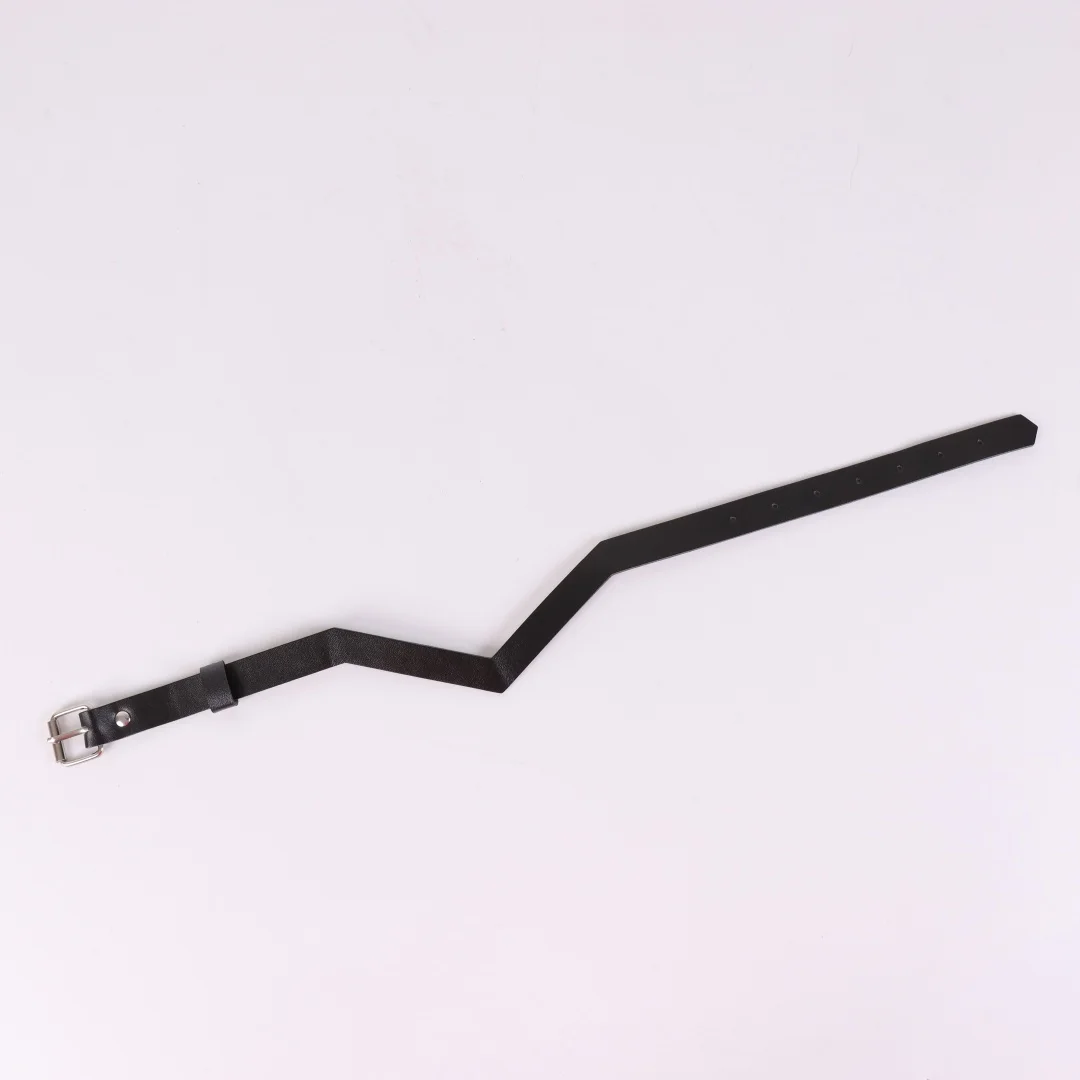 قلادة من الجلد الأسود على شكل هزاز مع مسامير؛ مجوهرات عصرية على الطراز القوطي الشرير للسيدات