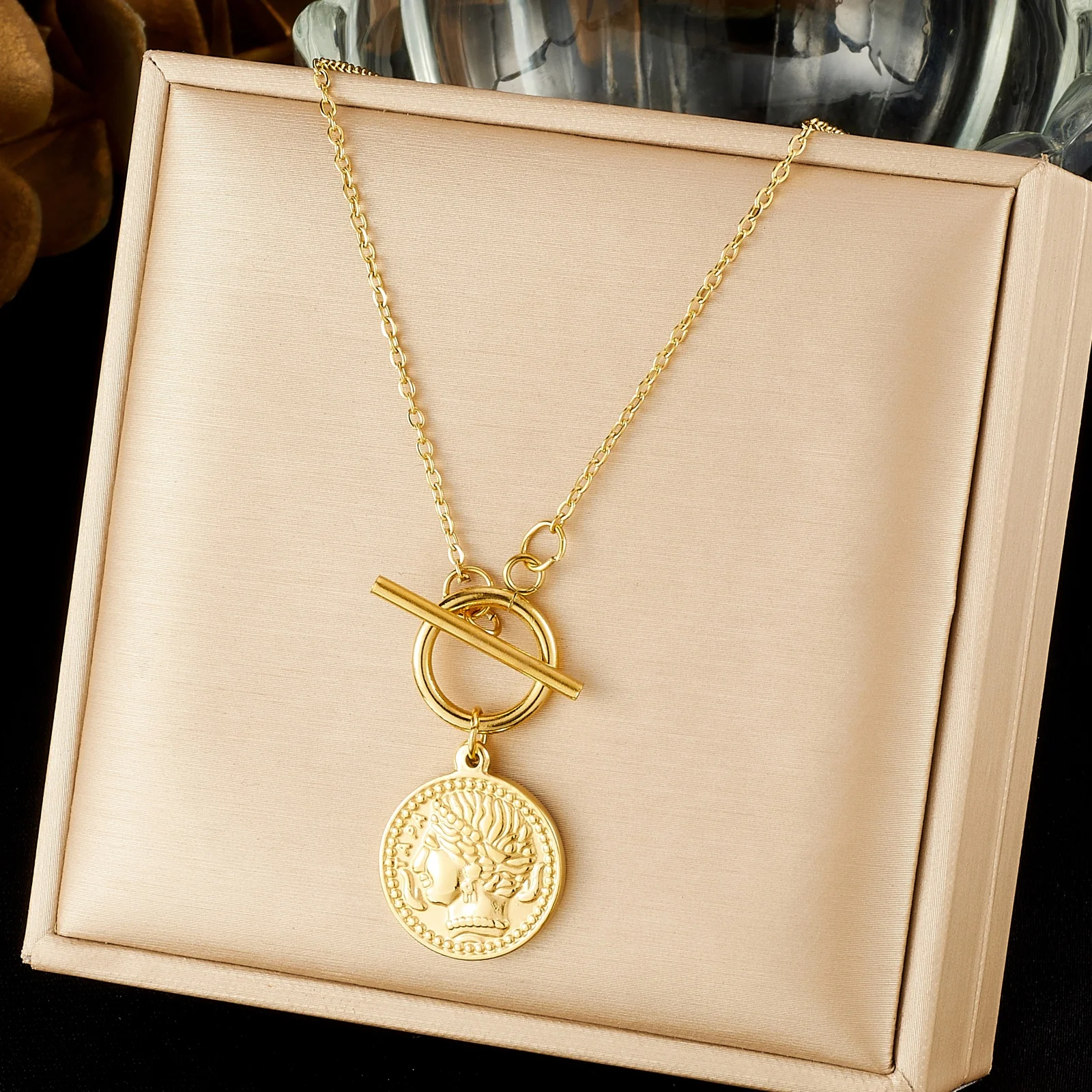 Nouveau Collier Pendentif Rond en Acier Inoxydable Doré Vintage avec Pièce de Monnaie Portrait, Bijou Étanche Tendance pour Femme