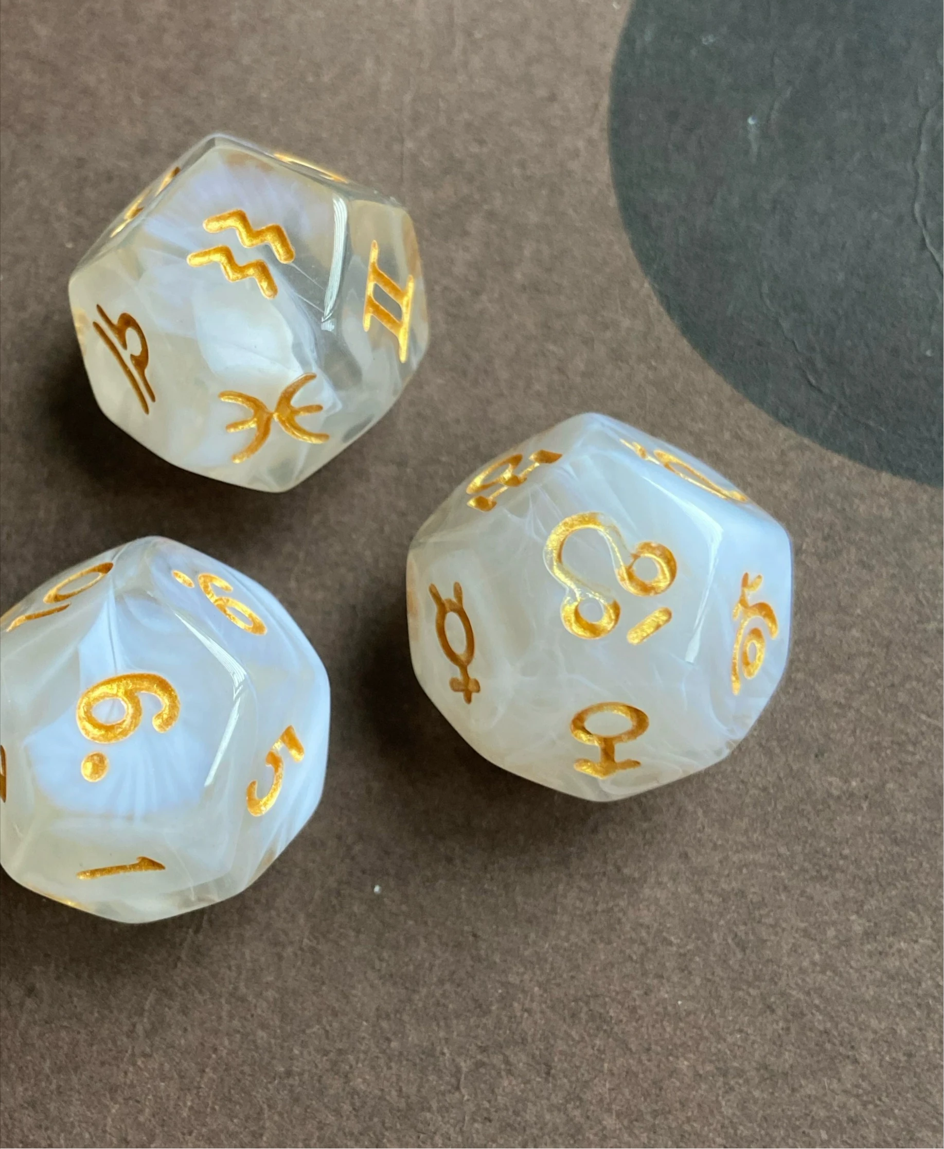 Astrology Dice Set Resin Divination Game with Twelve Zodiac Constellation Planet House Number White for Fortune Telling Use