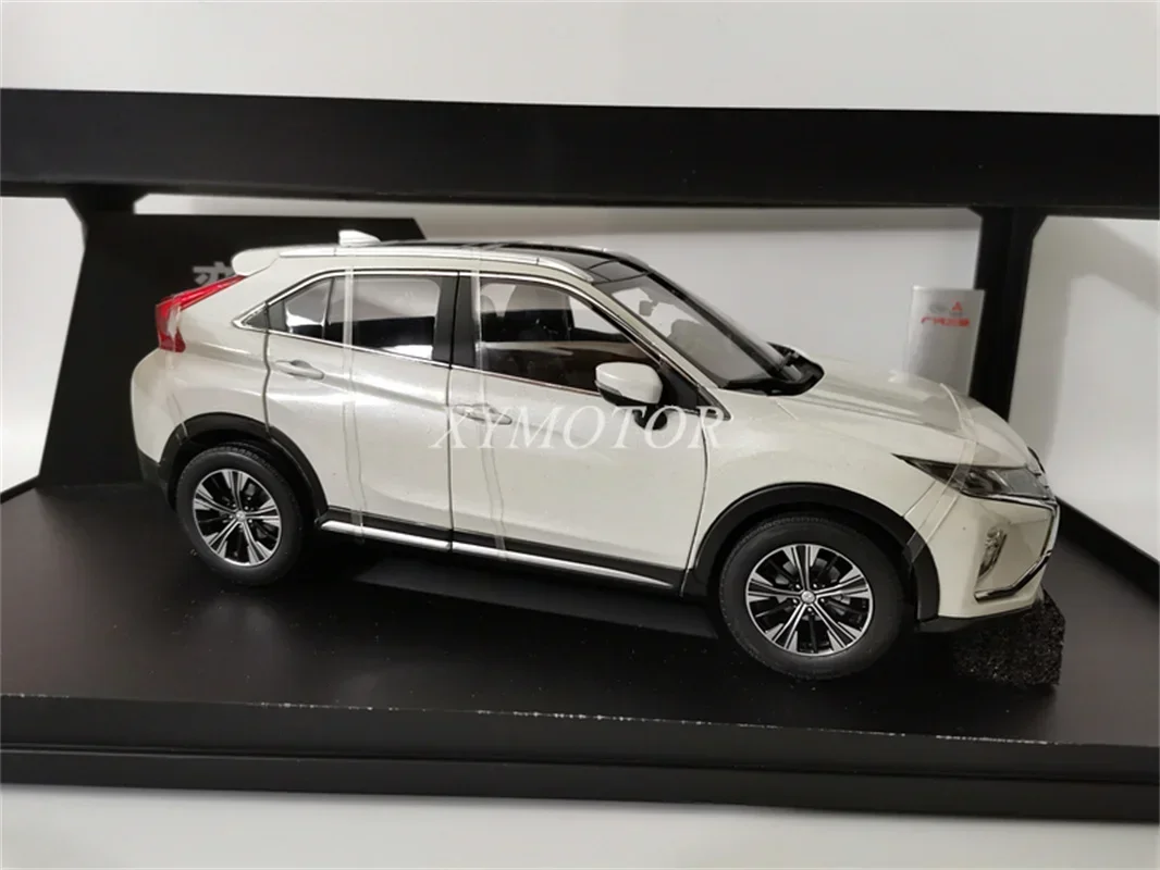 金属製のダイキャストモデルの車のおもちゃ,tesla suv,贈り物,ホビーディスプレイ,白,青,赤,装飾品のコレクション,1:18,三菱,新車