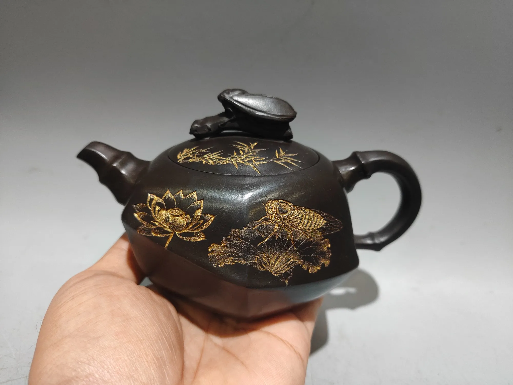 Yixing – théière en argile violette, contour en or, cigale dorée et motif de Lotus, le contenu apporte du bonheur à la bouilloire