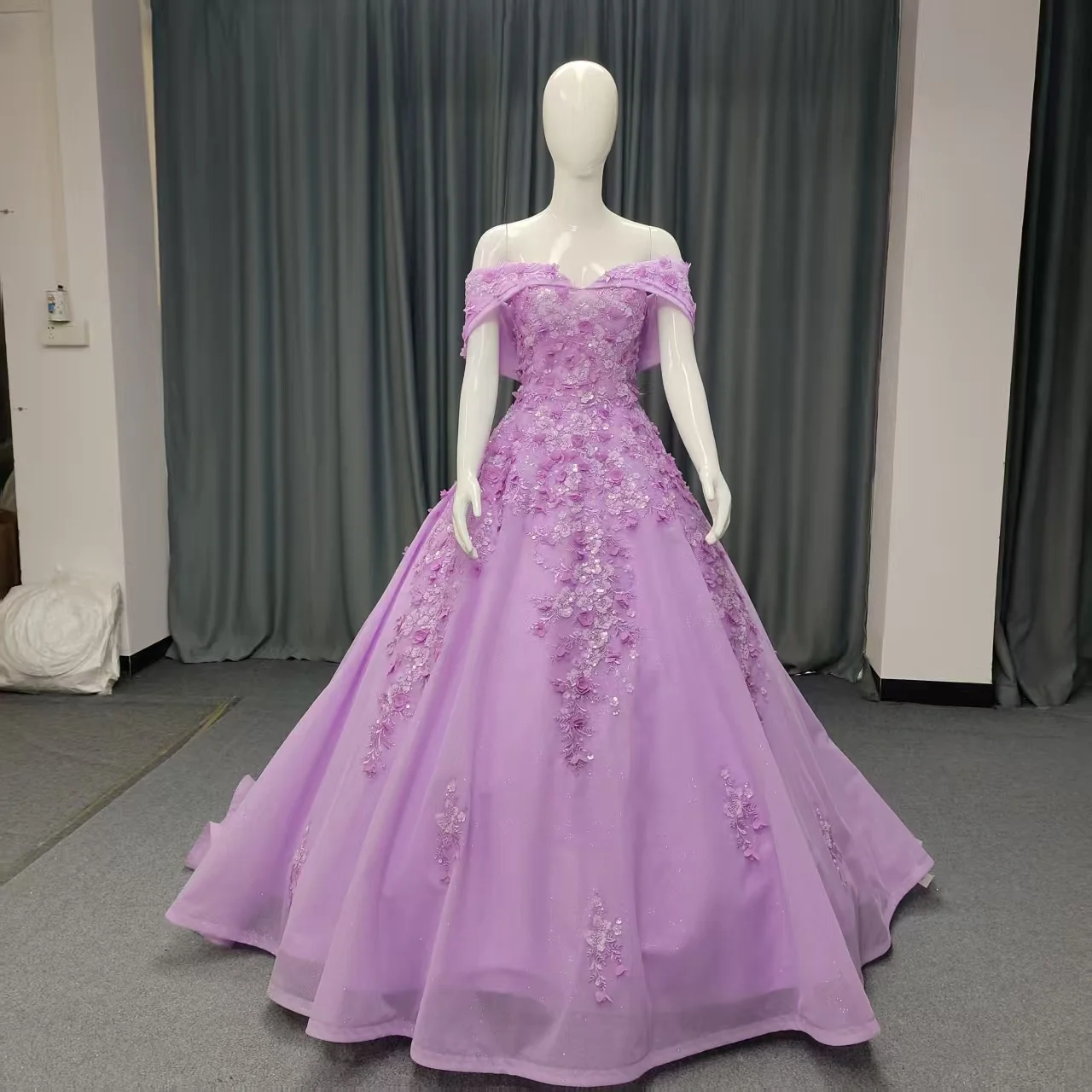 

Luxurious Ball Gown Exquisite Off The Shoulder Applique Customized Quinceanera Dress Elegant Gray Dress Vestidos De 15 Años