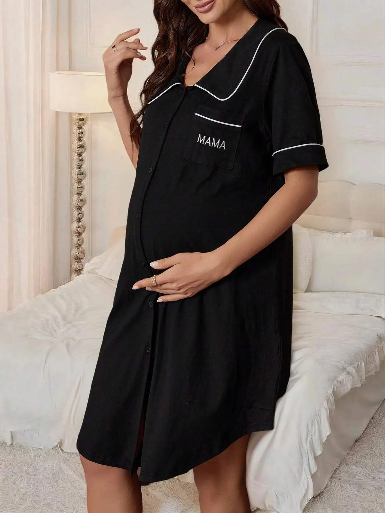 

Черная ночная сорочка для беременных с вышитым карманом, контрастной отделкой и воротником Питер Пэн